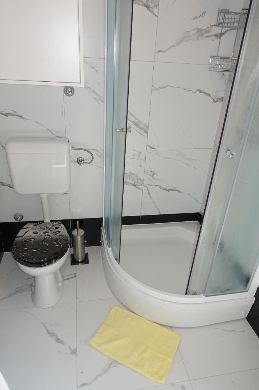 Apartments Leon Нин Екстериор снимка